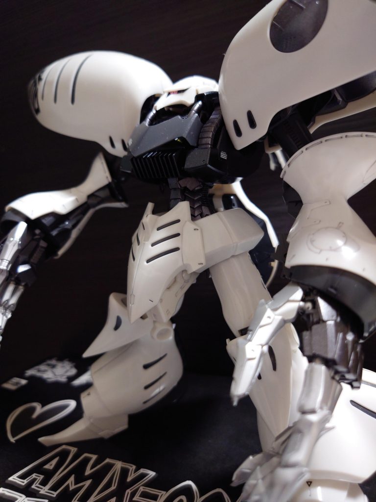 ボディ、黒の部分はメタリックブラック、手、腰はガンメタルで塗装しました。