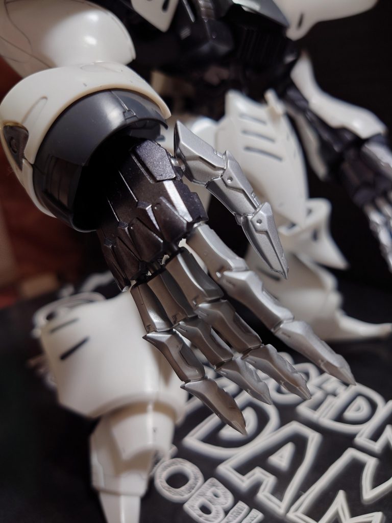 指は禍々しい骨をイメージし、シルバーで塗装しました。