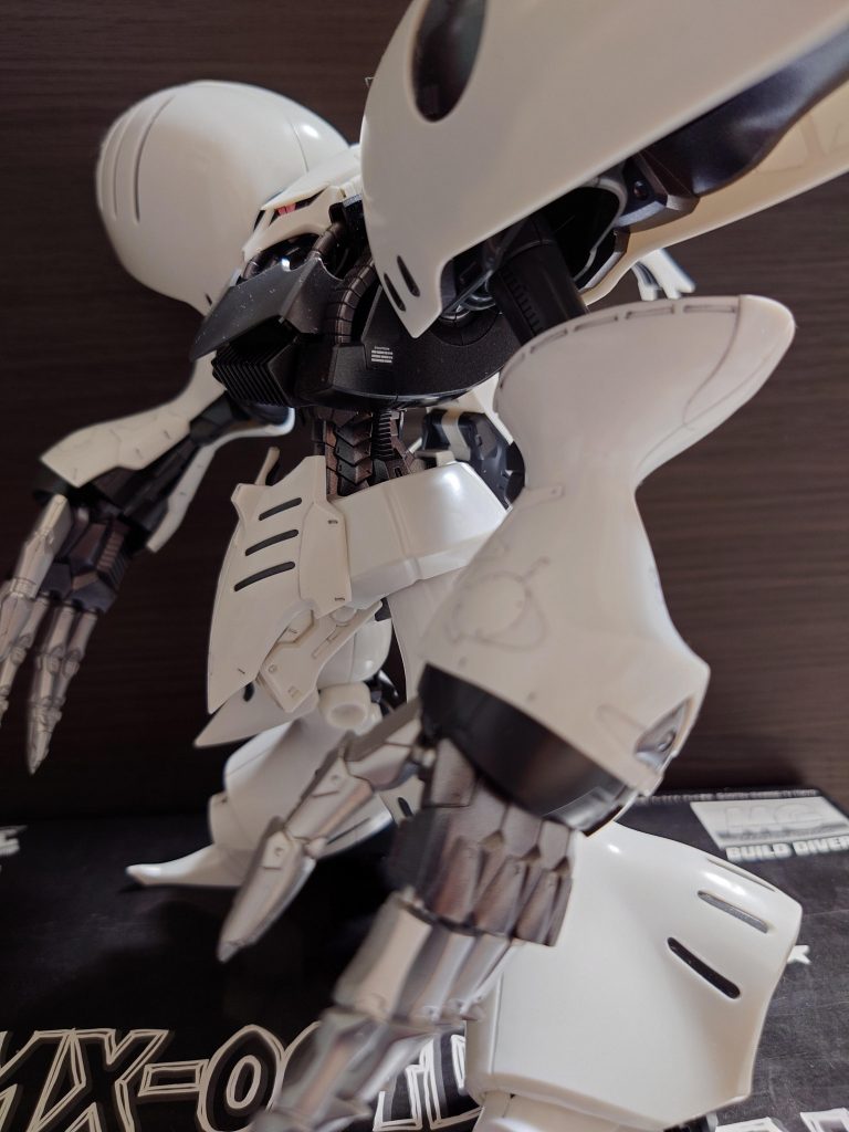 全体的にホワイトとブラックで塗装し、シックな感じにしました。