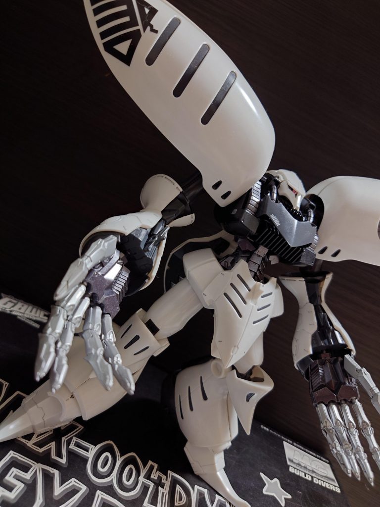 白の部分はホワイトパールをメインに塗装しました。