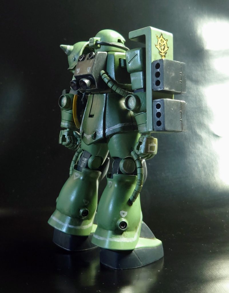 リアビュー。中期量産型(FZやF2の系列)なので、脚や胸、背中にスラスターを増設しています。また、肩や腕にもモールドを追加しています。