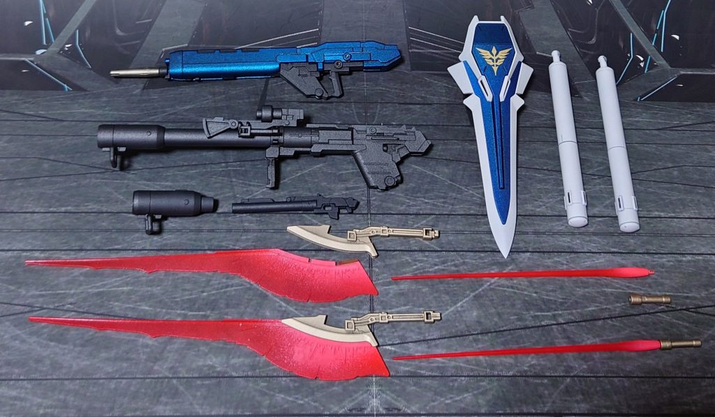 武器類一式。バズーカ:黒サフ→ブライトガンメタル→つや消しビーム刃エフェクト(クリアイエロー成型から塗装):全体にクリアレッド→根本側にMSホワイト→先端側にメタリックレッド→全体に蛍光レッド