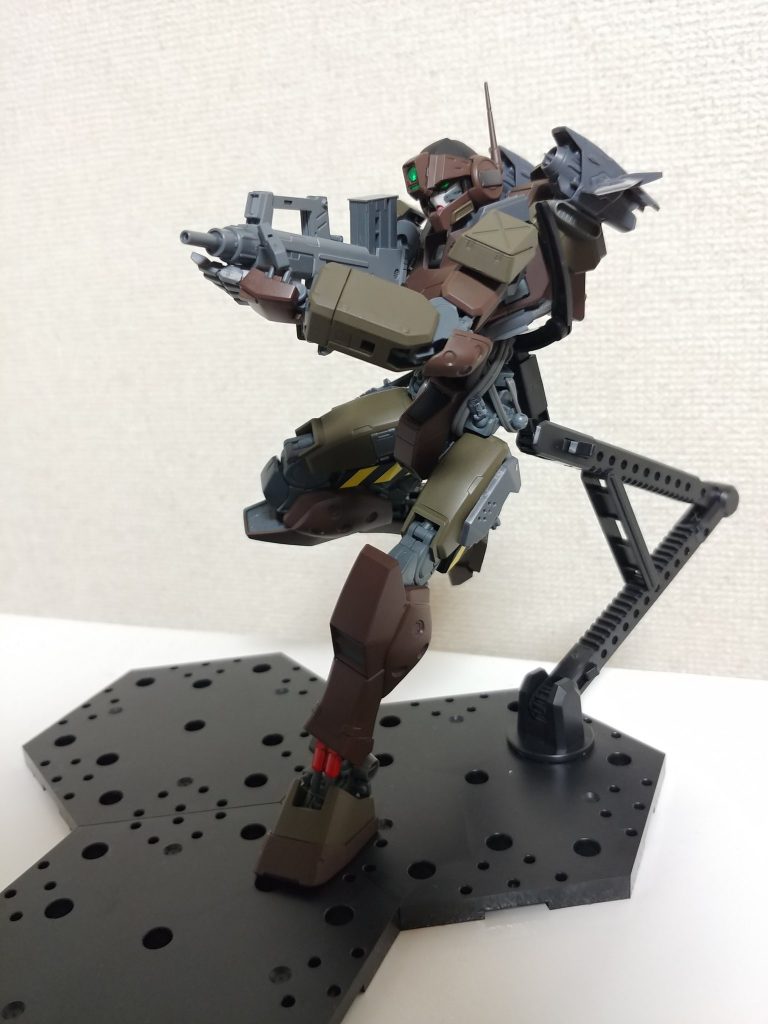 相手の攻撃を避けながらマシンガンを撃ちまくり!重厚モビルスーツではできない戦い方ですね、攻撃くらっても怯まないなんて言ってられない😱腰の動力パイプやられたらと思うとヒヤヒヤしますね、攻撃食らうまえに避ける!
