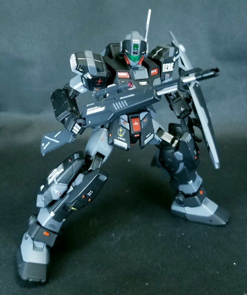 ライフルを構えてのポージング