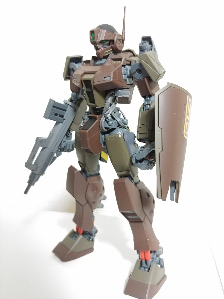 ふくらはぎやショルダーアーマーなど、一部の装甲を小さく、もしくは撤去することで細身に仕上がりました。腰部は動力パイプが露出していていろいろとまずいですが、これはこれでよしとしましょう!