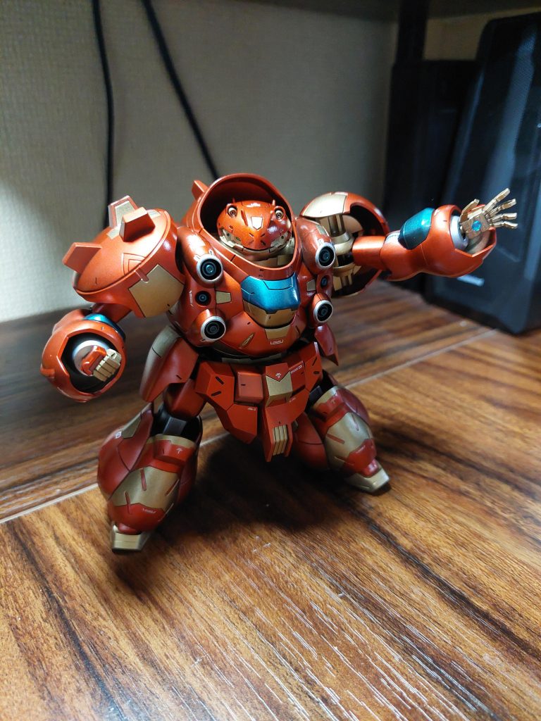 手の平にはモノアイパーツぶち込んでみました。