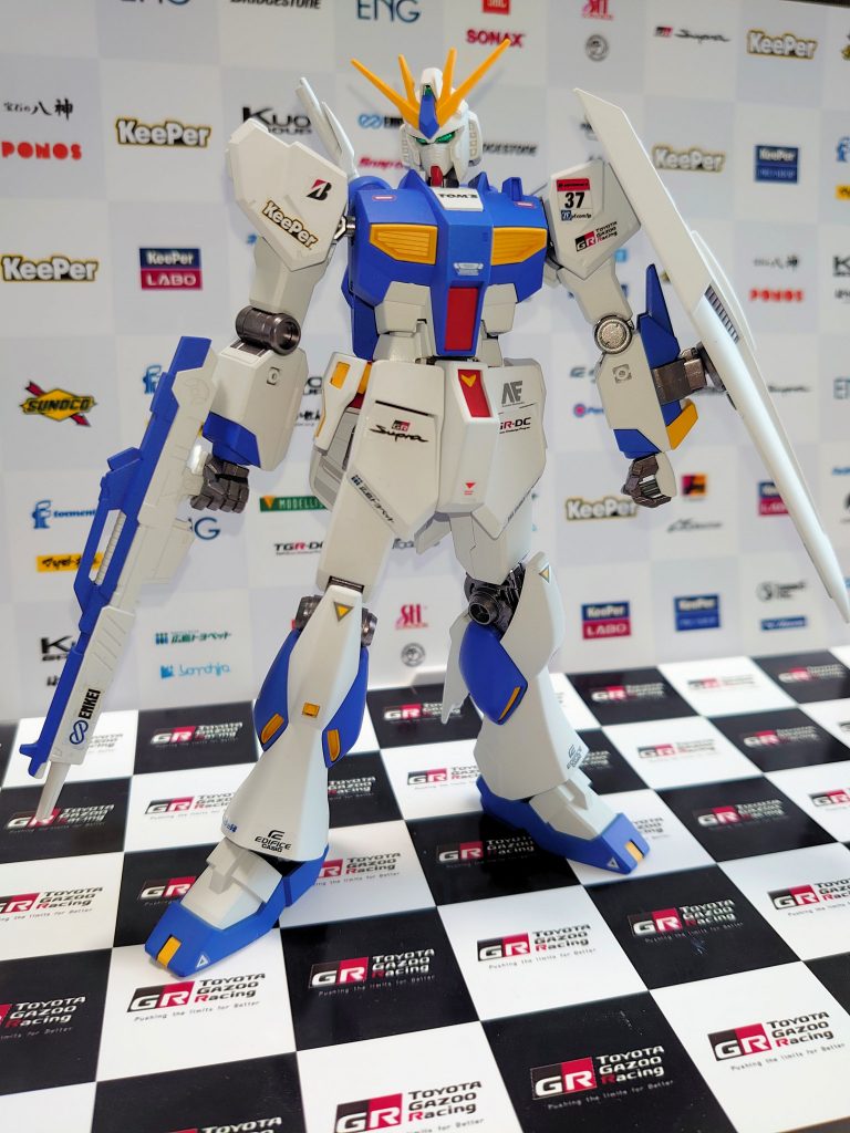 37号車の車両カラーになるよう全体を塗装しています。