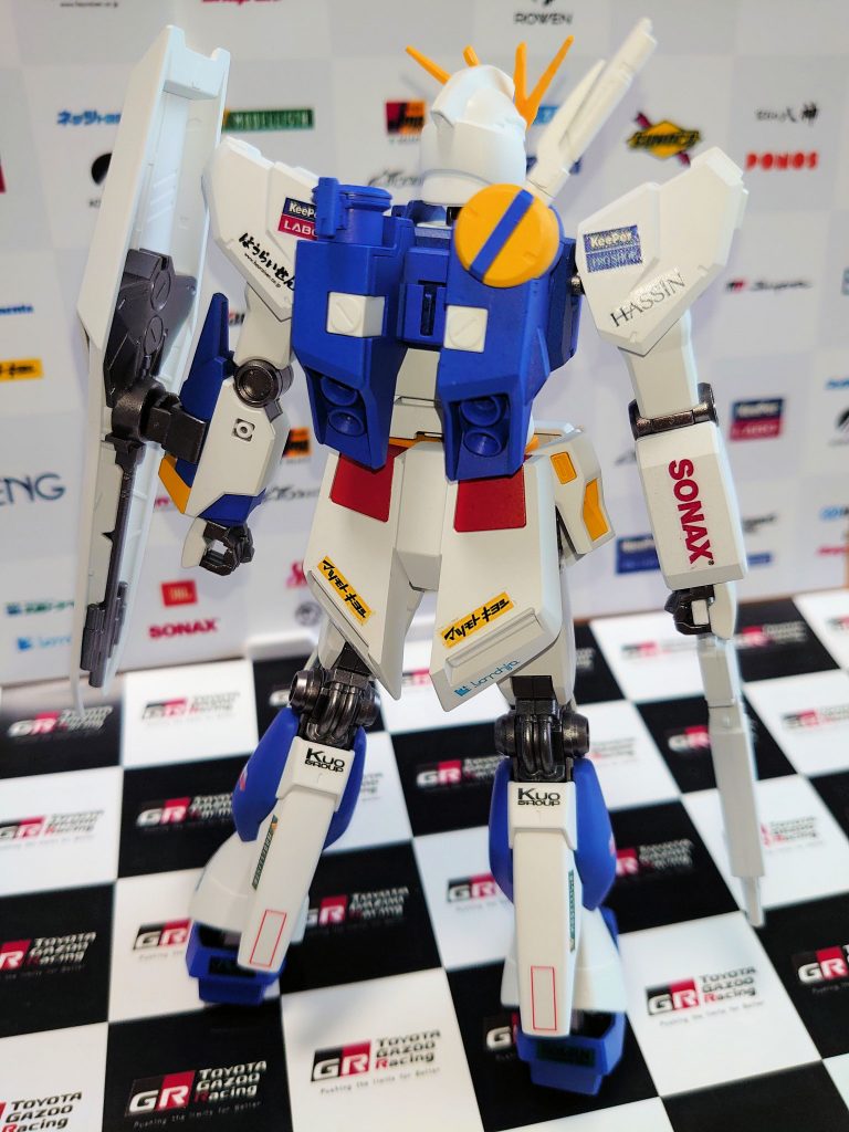 実際の車両についているスポンサーロゴのデカールを自作しています。