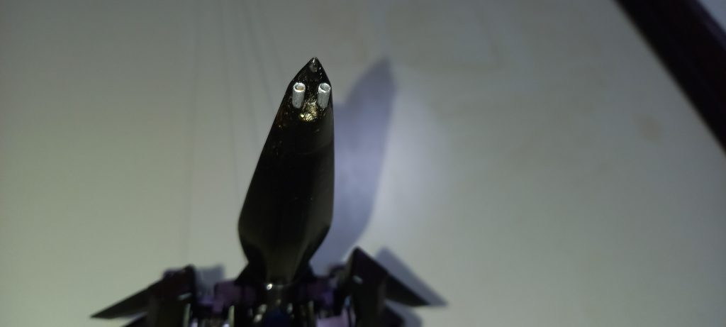 シールド兼ヘッドに追加した180mm砲二丁2.3mm真鍮パイプ差し込むのに思いの外削ったのでパテで整形しました違和感は………ないはずですw