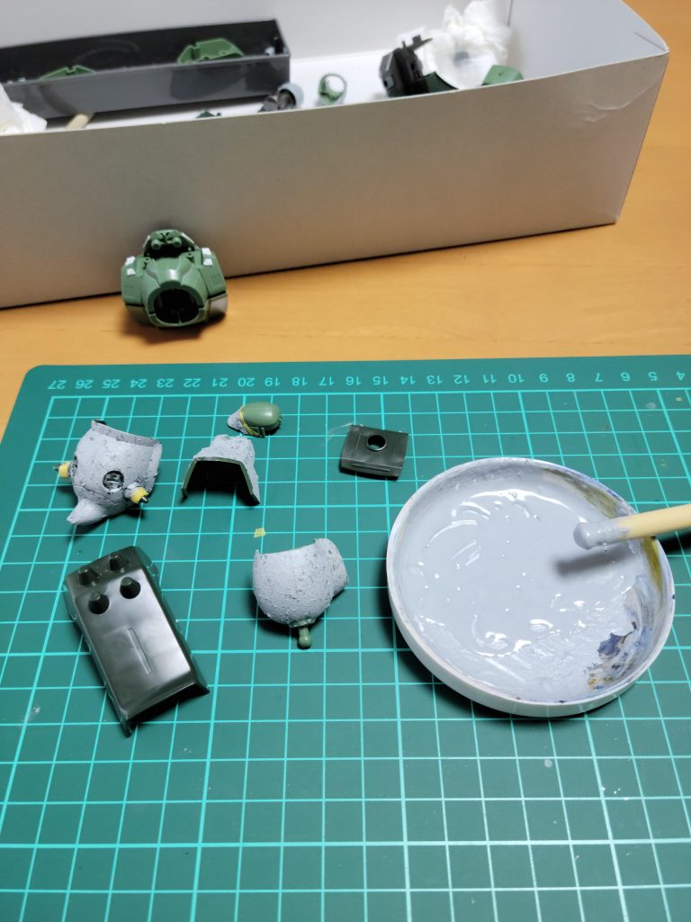 スタンプ加工?です。パテを薄め液で溶いて筆でトントンと叩いていきます。始めは不安しかなかったんですが、なんとか仕上がって良かった。最近は、かなり作業の進みが遅いんですが、じっくり楽しく作れました。