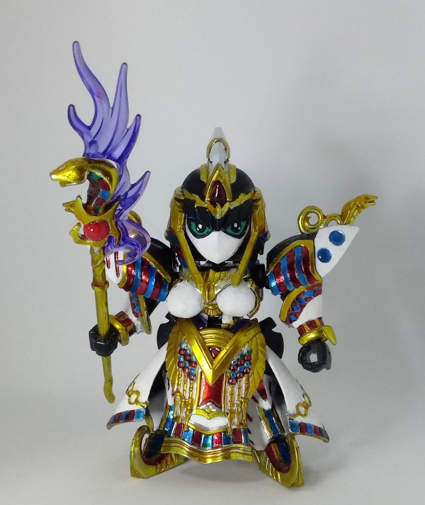 正面図昔のSDガンダムの方が女の目が綺麗だと思ったので手描きで描きました。 名作映画のクレオパトラのメイクを参考に、黒のアイシャドウも強調しましたまた、改造したマスクが顔全体をすっぽり覆うことができるように、頬を切り落としました。額の宝石とステッキの球はUVレジン加工。他の赤と青の宝石については、シルバーの上にクリアレッドとクリアブルーを使用し、3〜4回塗り直しました. コーティングが十分に厚い限り、宝石のような透明度を持つことができます。