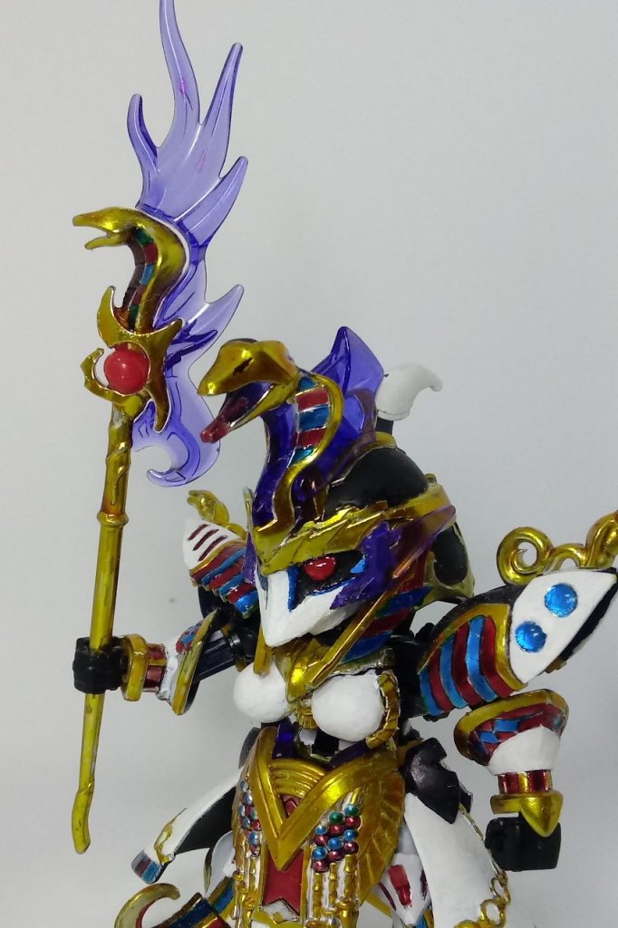 目はダークマスクなので可動は付けられませんが、目にUVレジンを塗ってジオン系MS風にしています。