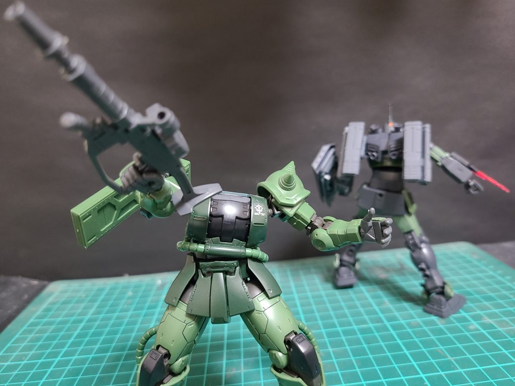 頭部を斬られるザクジオン兵「ぐぉぁぁ!!くそっ!カメラが!何も見えねぇぇ!!」β「ビームガン壊してくれたお礼です…リーダー…あとはどうぞ…」ジオン兵「ぐっ!…家で…娘が待ってるんだ…こんな所で死んでたまるかぁぁぁ!!!」