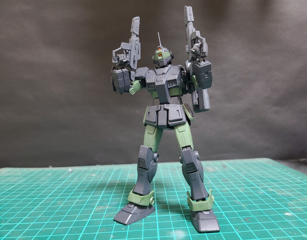 武装がほぼ共通なので武器を交換、渡したりすることができる。E-2ビーム·スプレーガン二丁持ちする三番機!