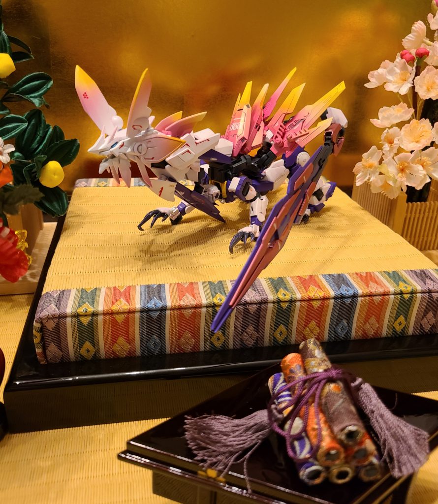 季節外れですが、雛人形用の台座で飾ってみると結構雰囲気が出ていい感じに。流用パーツは以下のキットからです。・HGドラド　HGゼダス　HGUCアンクシャ　HGUCバイアラン　HGアルスアースリィガンダム