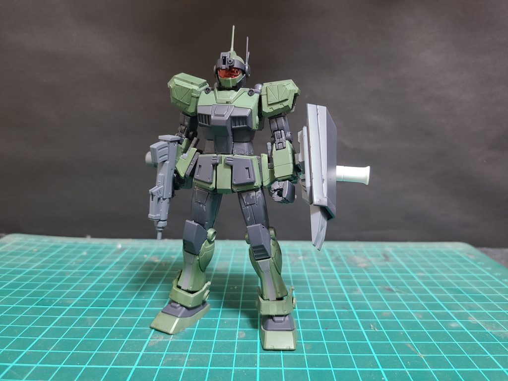 地球連邦軍の量産型MSであるジム(前期生産型)をエース用に改修して総合性能を向上させた機体。そして裏経由で三機がビリジアンハウンド隊に渡った。裏経由で渡ったジムスナイパーカスタムの内の一機でありその一番機で指揮官機。「ハウンドα」というコードネームを持つビリジアンハウンド隊のリーダーが乗り込む。他のジムスナイパーカスタムと違い外見が少し変更されており装甲が大幅強化され耐弾性が高くなり近接での戦闘を目的としている。頭部の形状も格闘様にガードカスタムの物に変更されている。武装は手持ちにブルパップマシンガンそしてショートシールド、場合によってはビームライフルや僚機のE-2ビームガン、フレームランチャーを装備できる。胸部にガトリング砲、腰部にハイパーバズーカを備え、両腰部にはピクシーと同様のビームダガーを装備している。このビームダガーはある魔女狩りの部隊の機体から辿って渡されたもの。このカスタマイズはビリジアンハウンド隊のメカニックが一晩で勝手にやったことで本来は僚機と変わらないはずだった、これを見たリーダーは「俺の機体どこ行った?」っと言っている。