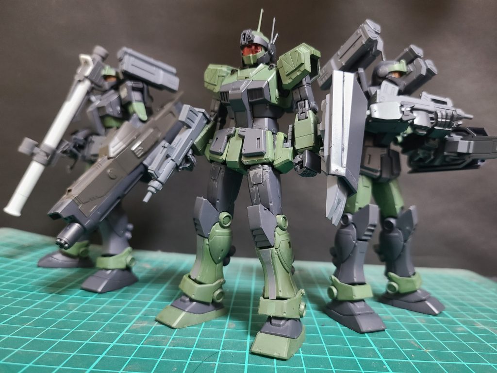 ゆるーく劇中を、ジオン兵に投降勧告α「あーこちら北米方面軍所属のビジリa…ビリジアンハウンド隊である…速やかに武装解除し投降せよ、えっと…さもなくは諸君らのえー野営地…かな?にミサイルを撃ち込む、えー…以上、どう?」β「噛みすぎです…ちゃんと読みましたか…?あとちゃんとマイク切ってください…」γ「ギャハハハハ!下手くそめ!」α「仕方ないだろ降伏勧告って難しいんだ、もう一回やってみるかー」β「あっ…前方から熱源反応…降伏勧告には応じないようですね…」γ「よっしゃ!やっぱそうこなくっちゃなぁ!」α「おっ?やったもう読まなくて済むぞ、別動隊にも教えてやれ」