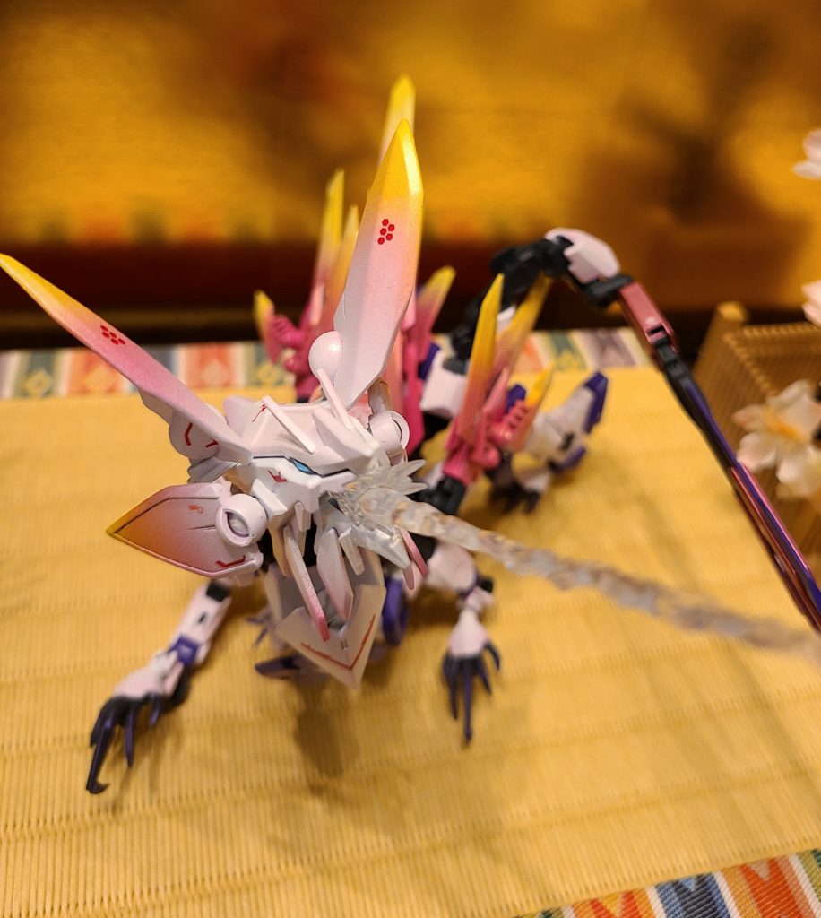 口にビルダーズパーツのMSエフェクトを差し込めるようにしています。初見で避けられなかった水ブレスを再現してみました。地味に前足の爪の再現に苦労しており、3回作り直しています。 