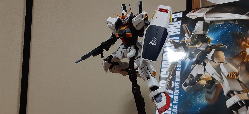 胸部装甲の肩部分合わせ目は段落ち処理、すみ入れ、バックパックスラスター部塗装デカールと艶消しで済ませました。胸部のセンサー部分はラピーテープみたいのを貼ってます。どうやら腰が回らない初期ロットですが気にならないぐらい動きますね。どちらかてと肩が前に出て欲しいかな。