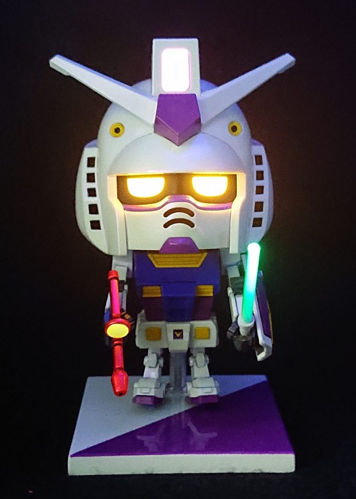 そして私の作品に欠かせない蛍光塗料による発光です✨😍こだわりポイントはやっぱり銃も光らすです✨最初奇抜な配色の銃だなぁって思っていたのですが、銃の赤、ビームサーベルの緑は与田ちゃんのサイリュウムカラーだと教えてもらい、それならばと銃も光らすようにしました✨