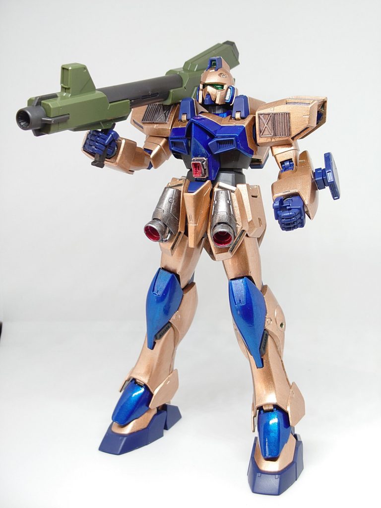 見直すと、陸戦仕様とブルーバード隊のカラーが混在したような感じになりました(笑)。これでもEGνガンダムより小さいのだから小型MSのスゴさを改めて実感します。 
