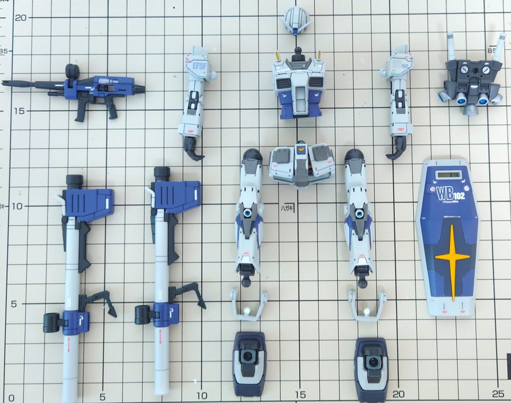 組み立てまえの一枚。今回は塗分けでディテールアップを目指してみましたが、非常に大変でしたね。はみ出した箇所が多々ありましたので、まだまだ練習あるのみです。G-3は製品によってカラーがバラバラですので、どのように塗装するかが迷いましたが、今回は以下の通りで塗装しています。サフ：サーフェイサー エヴォ シルバーグレー1：ニュートラルグレー1＋ニュートラルグレー2＋ヘキサブルー（少量）グレー2：ニュートラルグレー4グレー3（本体部）：ニュートラルグレー5グレー4（バックパック・武器類）：ジャーマングレー（ガイア）ブルー1：ヘキサブルー＋パープルバイオレットブルー2：上記ブルー1＋ジャーマングレー（ガイア）イエロー：黄橙色（クレオス）シルバー：サーフェイサー エヴォ シルバー