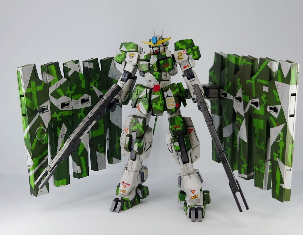 スプリッター迷彩で大まかに塗り分けた後、ピクセル迷彩塗装しています。元々の白いパーツは成型色のまま関節や爪先などはガンメタルを吹きました。