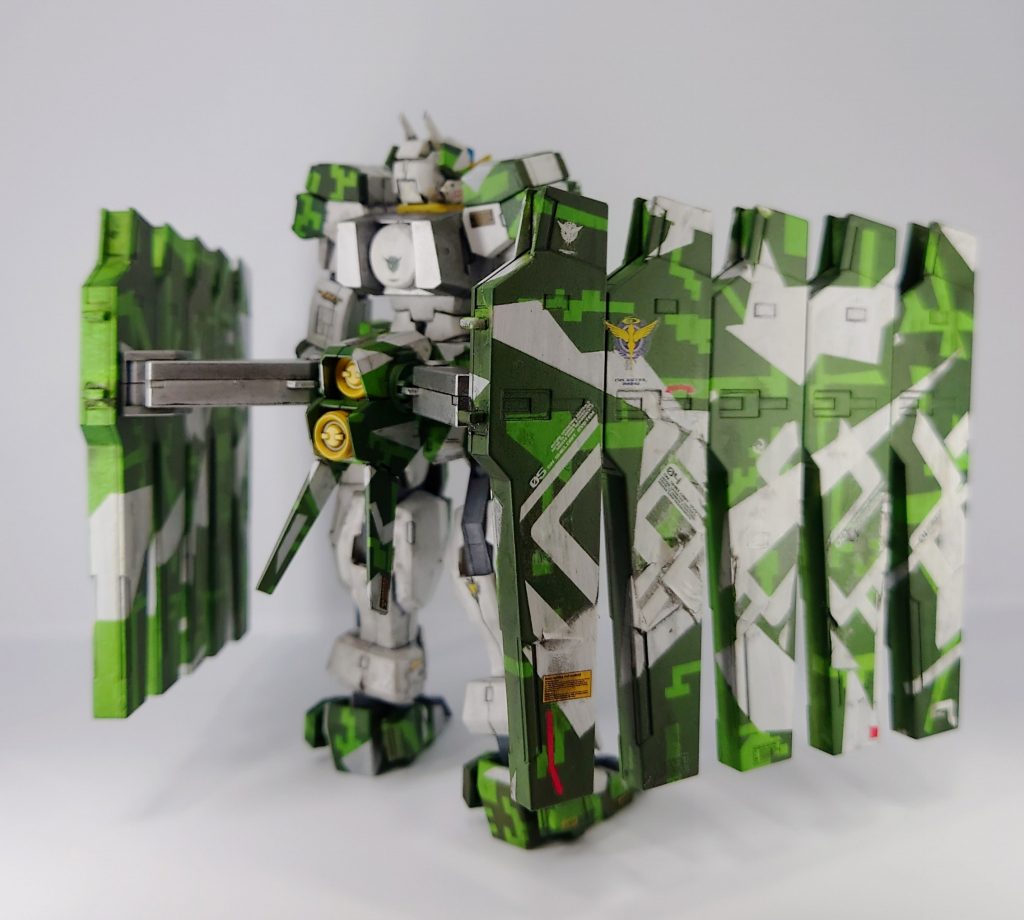 作業の大半がマスキング(笑)スプリッターは定規でフリーハンド。ピクセルはハイキューパーツさんのピクセル迷彩マスキングシートを使っています。ハイキューパーツさんの迷彩マスキングシートはホント使いやすいのでオススメ