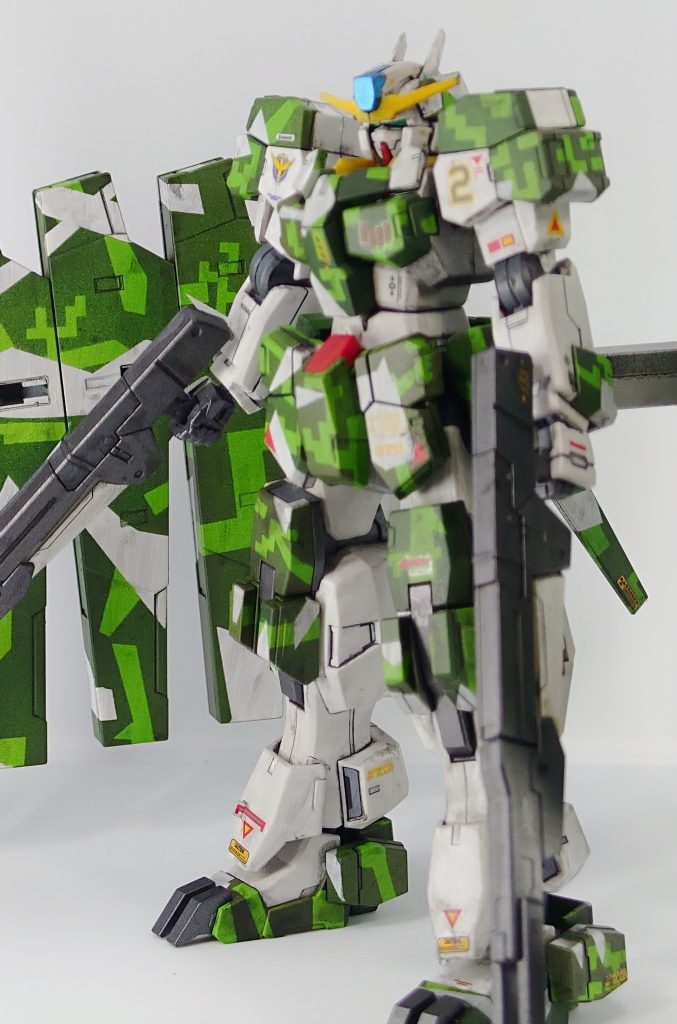 キット付属のシールを最大限に使用。他のデカールはガンダムデカールや他社のコーションマークを色々と貼っています。ツヤ有りクリアー→デカール貼りの工程を知らなかったのでシルバリング祭りですね…