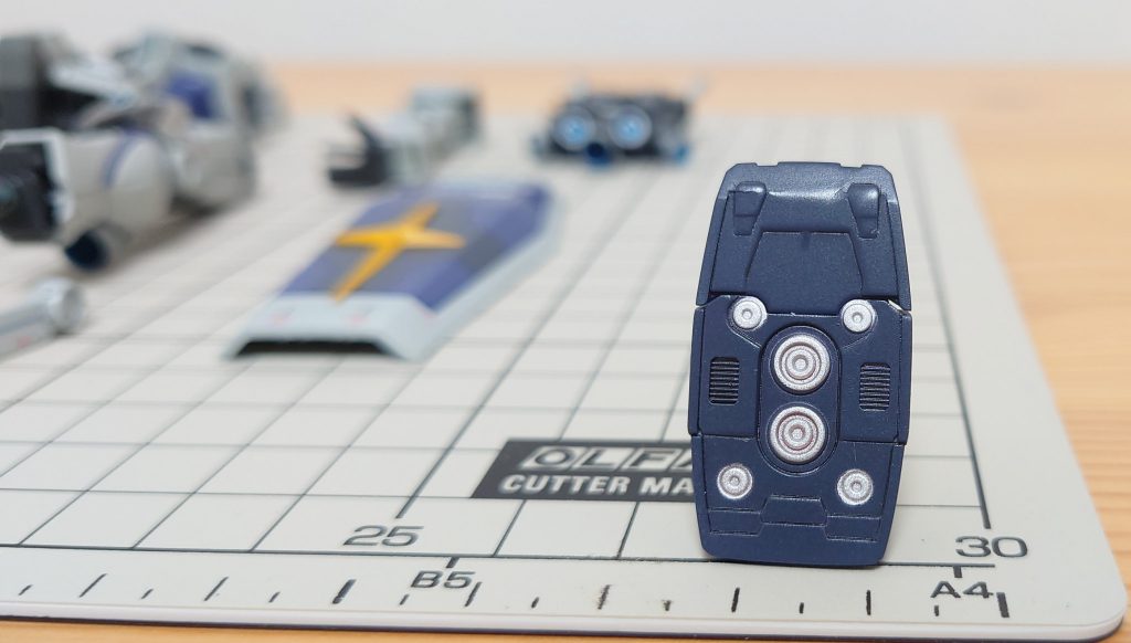 下地にシルバーのサーフェイサーを使いましたので、円形マスキングを使って足裏やアンクルガード等の円形部分を塗り分けています。（写真だとわかりにくいですが。。。）