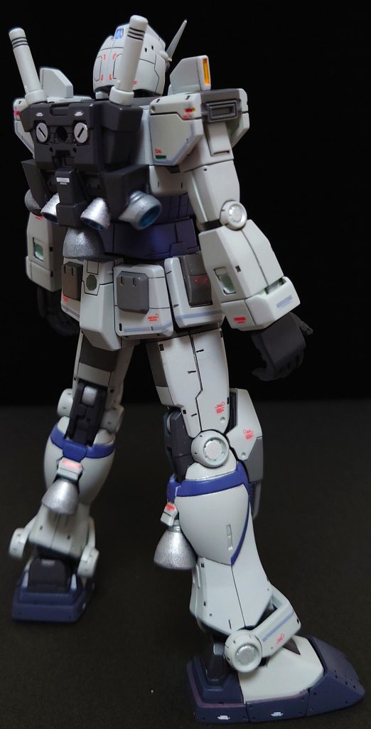 フロントショット＋バックショット。プレバンでドアンザクと共に発売された際に、脊髄反射的に買ってしまったものを、「さてどうしようかな？」と考えました結果、後期型を作ってみることにしました。また、せっかくなのでG-3カラーにしてみようかと思い至り、こうなりました。デカールはキットに入っているものをそのまま使いましたので、「RX-78-2」を貼っていますが…あまり気にしないでください。