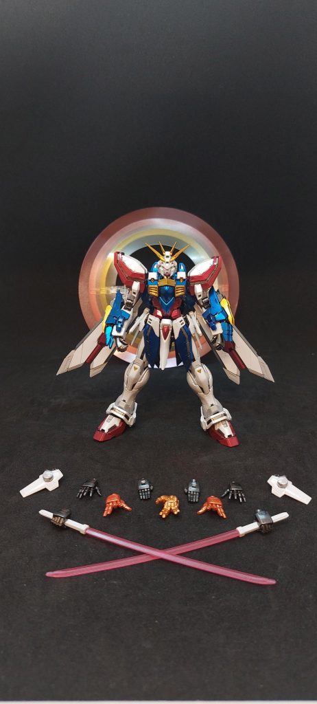 ゴッドフィンガーは手の甲掌共にクールホワイト(C)→蛍光オレンジ(G)その後掌にスターブライトシルバー(G)+クリアオレンジ(G)最後にトップコートとして全体にEXクリア(G)+ダイアモンドシルバー(C)+クリアオレンジ(G)ゴッドスラッシュは抜き差しすると塗装が耐えられないので腰アーマーと共にもう一セット用意刀身にはダイヤモンドシルバー(C)+EXクリア(G)を吹き付け