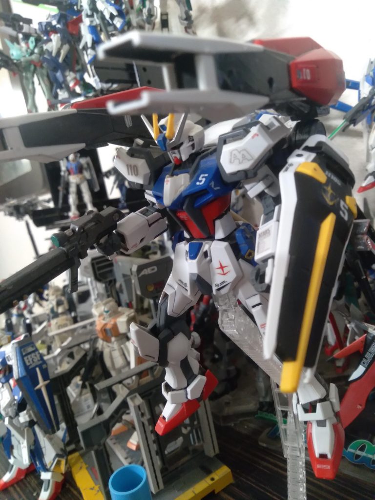 The pack itself houses its own battery. So if the strike is low on power, docking will recharge the mobile suit