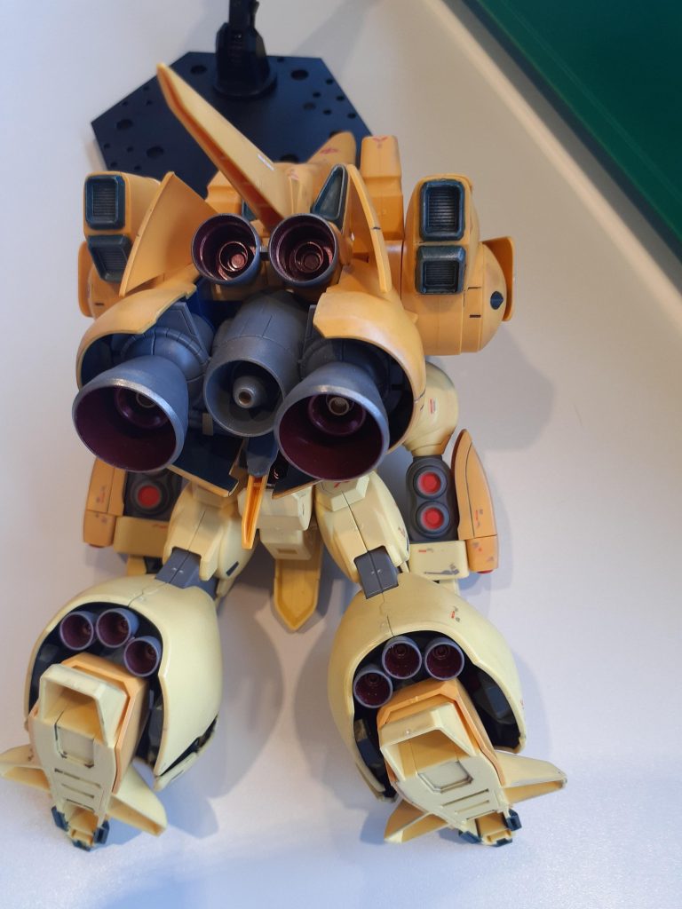 ローアングル…で、バーニア等は塗装しました…お約束のこけし失敗…。