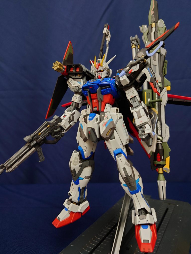 素立ち。…といっても浮かせないと後ろに倒れちゃいます💦エール・ランチャー・ソードを合わせたものがマルチプルストライカーとなりますが、あえて色合いをエールに寄せ、「マルチプルストライカーという単体のストライカーパック」というコンセプトで製作しました。名残としてグリーンとスカイブルーは成型色のまま残し、差し色にしました増加装甲がないのにパーフェクトと銘打ってますが、こちらはストライクの究極系という形が最高に男心をくすぐります！
