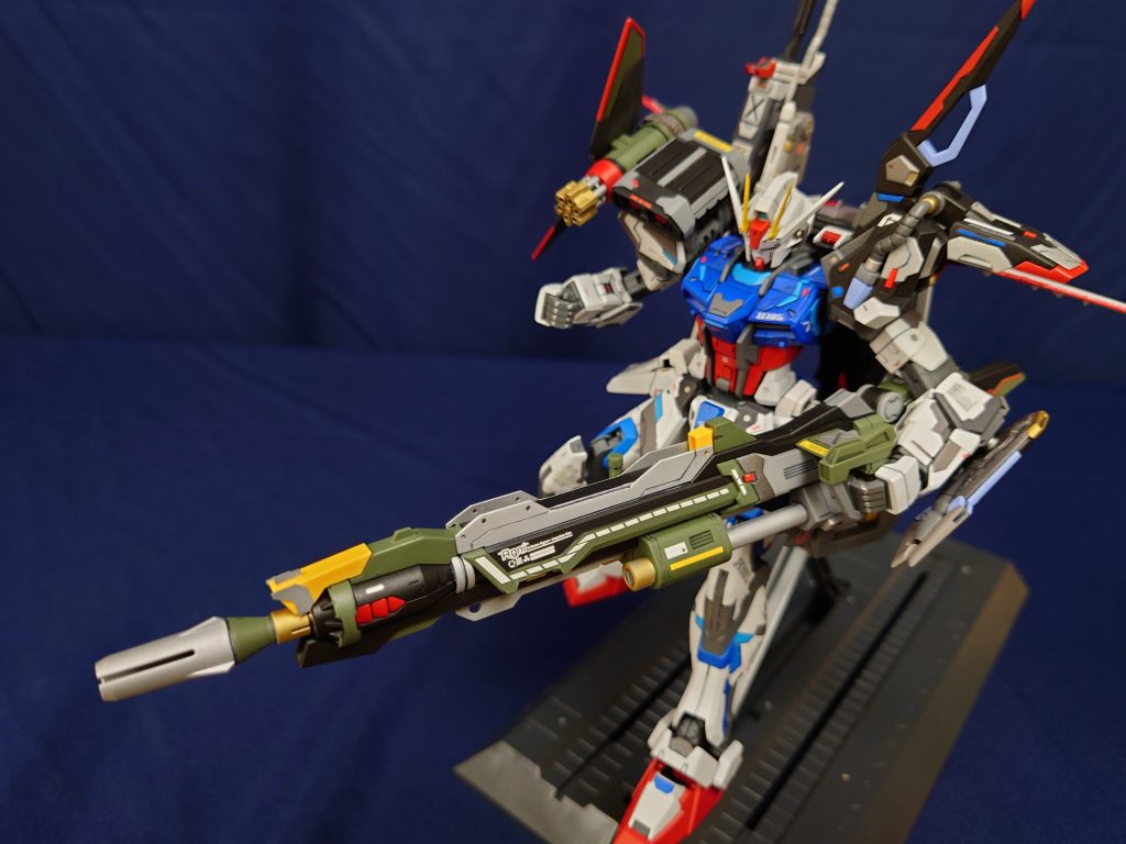 ランチャーの主兵装、アグニをぶっ放すPストライクガンダム！HDリマスターではムゥさんがこいつでダガーの集団を薙ぎ払ってましたね。ちなみにコンボウェポンポッドのバルカンは少し長い気がしたので銃身を短くし、ガンランチャーの下部のスペースにはバルカンとは別に機関砲を付けてますそれにしても、どうやって左方向に構えさせるのか全然わからないぞ…