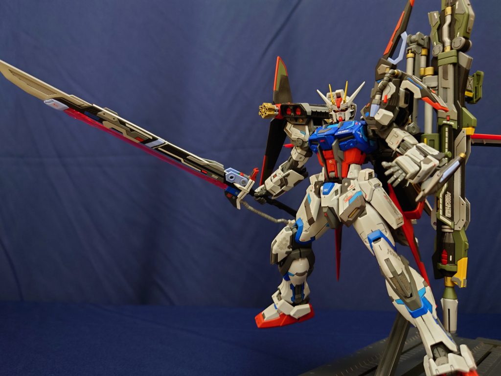 対艦刀・シュベルトゲベールを抜刀！白兵戦に向かない対艦刀なのに、襲いくるダガーをバッタバッタと斬り伏せていくムゥさんの技量はさすがの一言wただ、アグニに比べて成型色を抑え過ぎちゃったので、ちょっと奇抜な感じになってしまいました💦これもこれで、振りかぶる等のアクションは色んなものが色んな箇所に当たるのでめちゃくちゃ怖かったですw