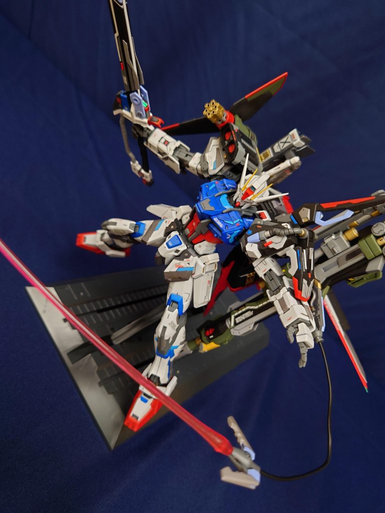 ちなみにパンツァーアイゼンにはビームサーベルのエフェクトパーツをつけられるようにしたので、劇中にないこんな攻撃も可能！