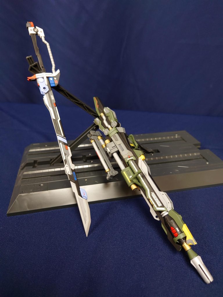 最後に各パックの主武器を単体で。ストライクの時と同じく、度重なる戦闘で改修を施された雰囲気を意識してディテールしました写真におさめるのを忘れてしまったのですが、アグニのエネルギーパック付近のパカッと開く上下のカバー内にもシイタケを付けて、収納時の放熱などを表現できるようにしました今回は以上になります。なんだかんだでストライクからここまで作るのにかなり時間がかかってしまいました…。「あーしてみよう、こーしてみよう」が多かったので、もう少し計画的に製作していけるよう心掛けていきたいです😅ここまでご覧いただきありがとうございました！