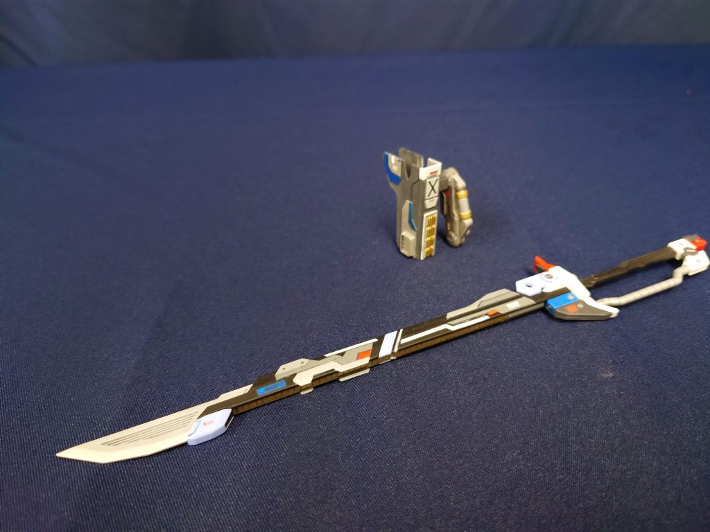 専用の鞘。シュベルトゲベールの収納はアームにくっつけるだけなのが味気なかったので、簡単なスクラッチで鞘を自作しました。収納の他、強制冷却を兼ねた機構を表現するため、無駄にシイタケを作ってみましたwただ、こんな簡単なものでも力量不足が否めない…