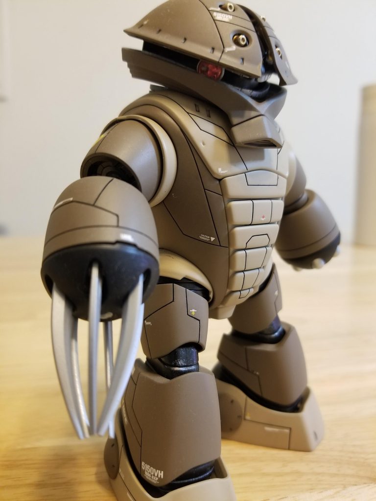 アッガイはのっぺりしてるのでスジボリを多めにしました。足のスジボリがお気に入りです。