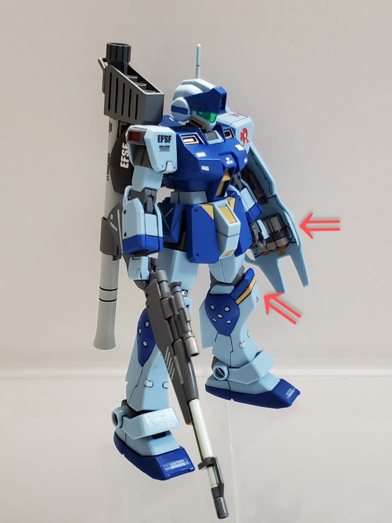 カラーリングは青🟦と黄色🟨で塗装🖌️❗スミ入れ、デカール少々、艶消しスプレーで今回も仕上げてます😊✨プチ改修?①左ヒザにスジ彫りでラインを作り、部隊カラーを加えてみました😎✨プチ改修?②盾裏には3連ミサイルを装備🎶