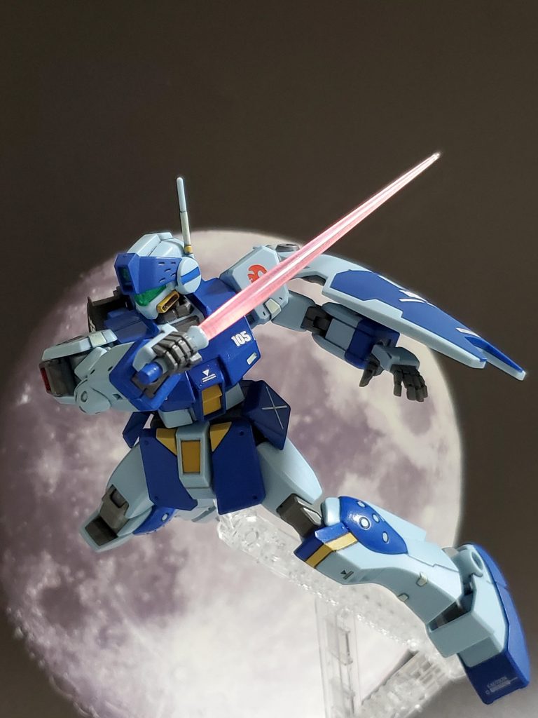 試作機より放たれる激しい攻撃をかいくぐり距離を詰めるエースパイロット✨