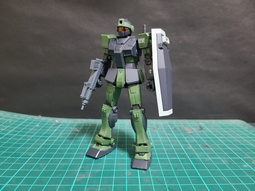 RGM-79の中でも「前期生産型」と呼ばれる機体。連邦軍の戦力建て直しのために極短期間での大量生産を実現する都合上、コストを度外視したガンダムと比べて徹底的なコストダウンがなされている。設計が簡素であることから様々なバリエーションが生み出され本機はそのビリジアンハウンド隊にカスタマイズされた機体である。本機は別動隊の「ハウンドδ」の搭乗機である。頭部にヘッドバイザーを追加しカメラを保護でき装甲面にも手を加えている。武装はマシンガン、ロケットバズーカ、ビームライフルなど汎用性の高い武装を持て、バックパックにはビームサーベルを装備、状況に応じてミサイルランチャーや武器のマウントラッチに換装可能。部隊にジムスナイパーカスタム、ジムスパルタンが届くまでこの機体が隊の主力として活躍していた。現在も隊の兵が乗り込んでいる。