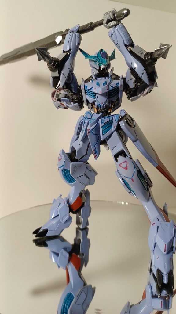 肘に、スパイクにディテールアップのプラ板をつけた武器を取り付けました！