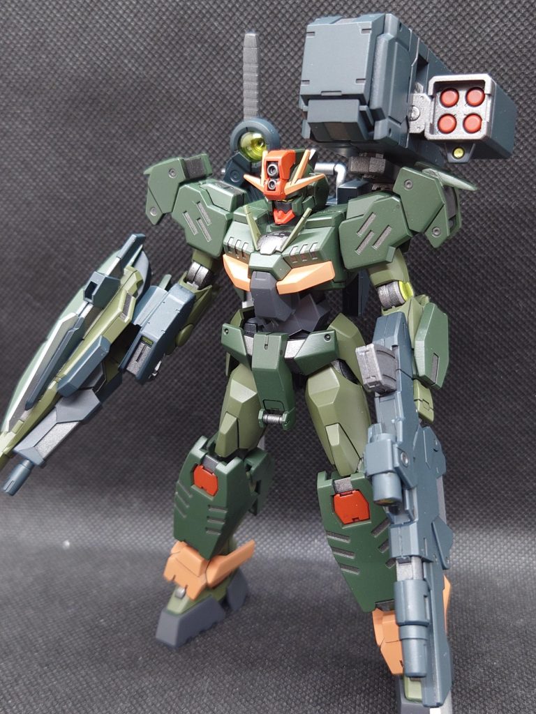 背面のミサイルランチャーを増設。あわせて機体バランス調整のためアームズシールドを左腕から右腕に移植。