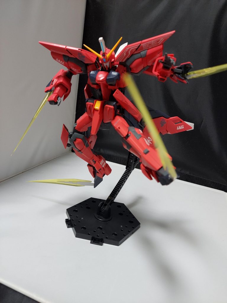 もちろんつま先部分にもサーベルキック!