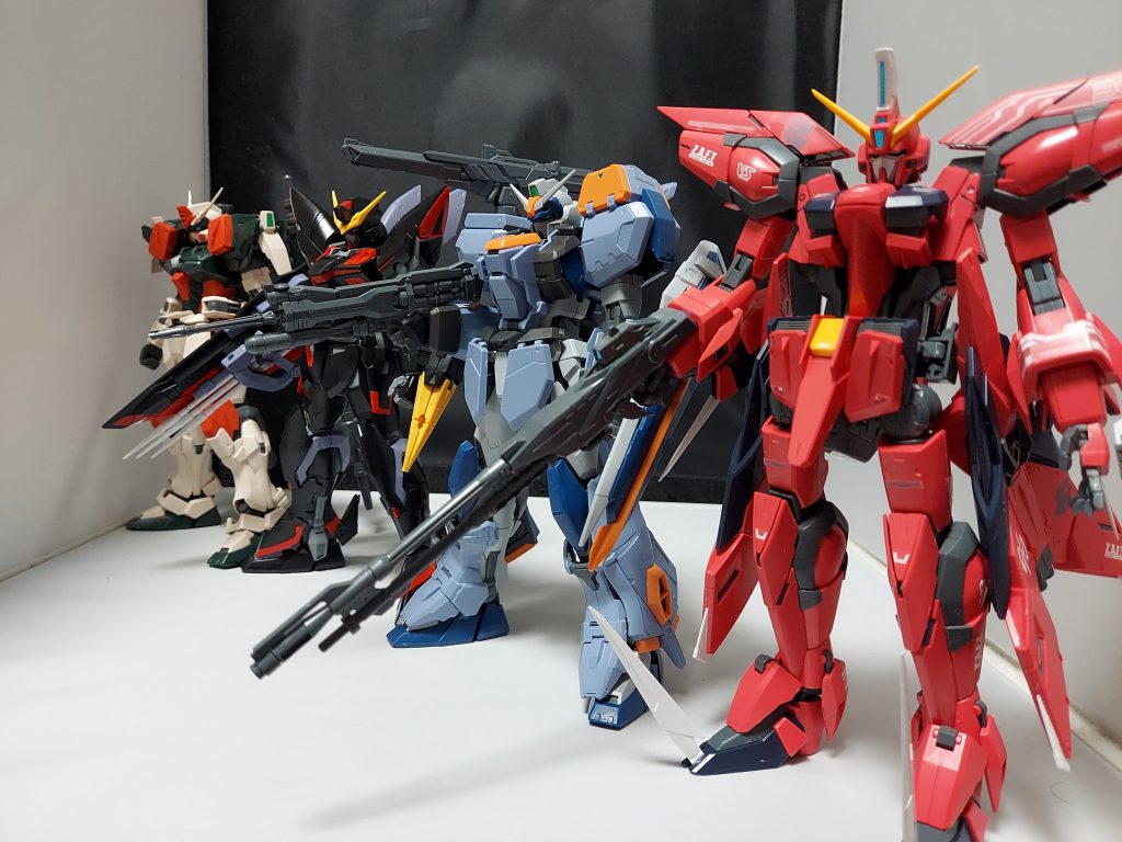 ついに4機揃いました(*゚∀゚人゚∀゚*)♪やはり4機揃って飾ると素晴らしいです(*´▽`*)当分MGはいいかな(^_^;)一気に買いすぎて金欠・゜・(つД`)・゜・皆さんもガンプラライフは計画的に…ご観覧ありがとうございましたm(_ _)m
