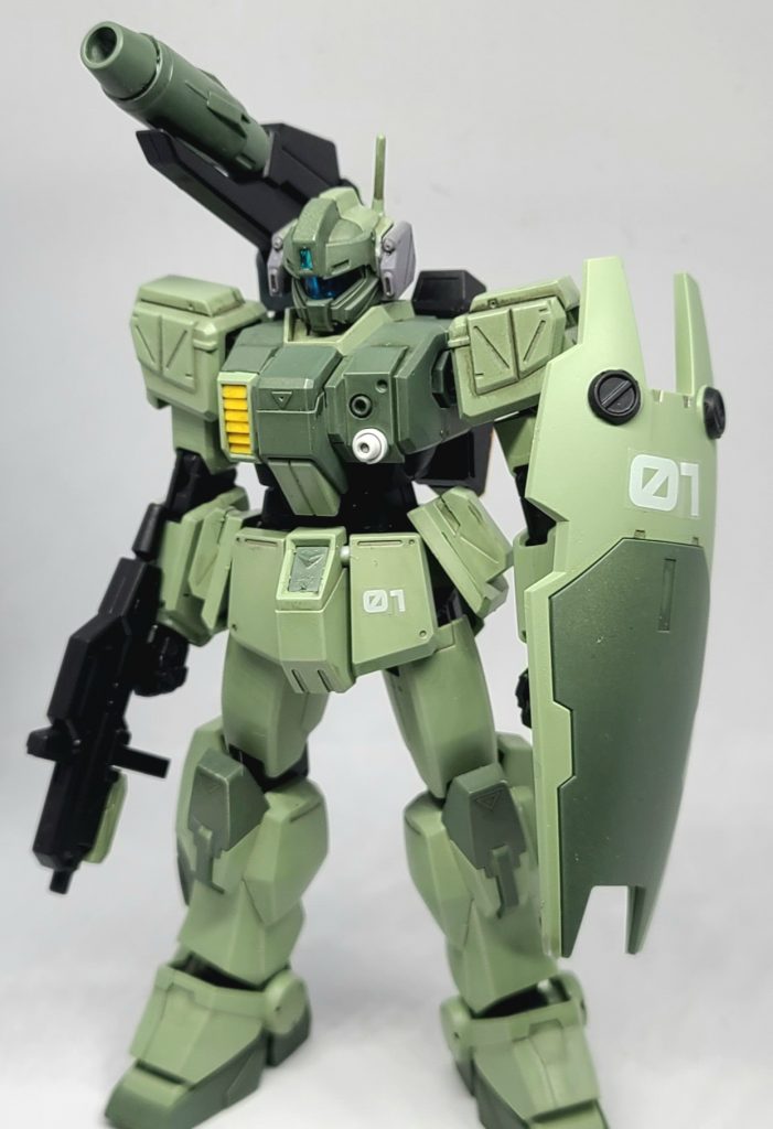 正面から武装はビームマシンガンと各種バルカンにマルチランチャー、背部ビームキャノンです