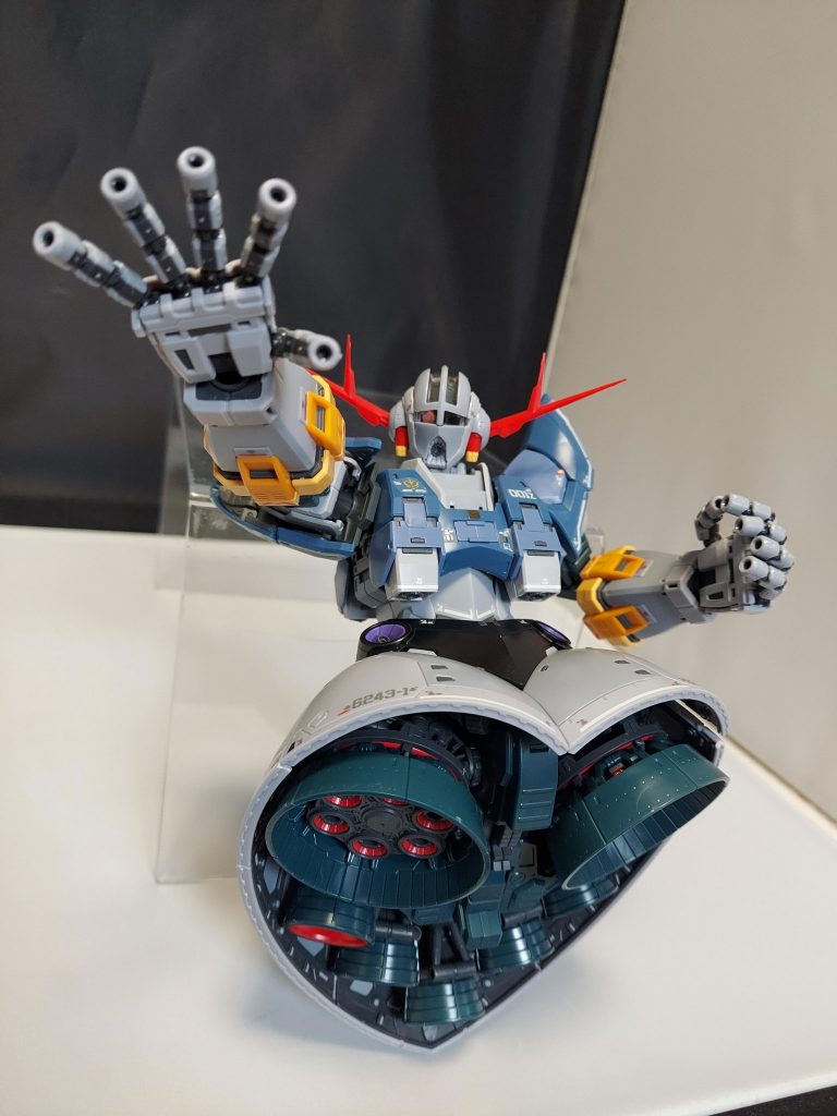 顔を横向かせる時に一緒にモノアイも動くのすごい！この裏のバーニアの作りも圧巻ですわ